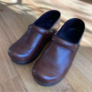 Dansko Clogs 38 Brown EUC